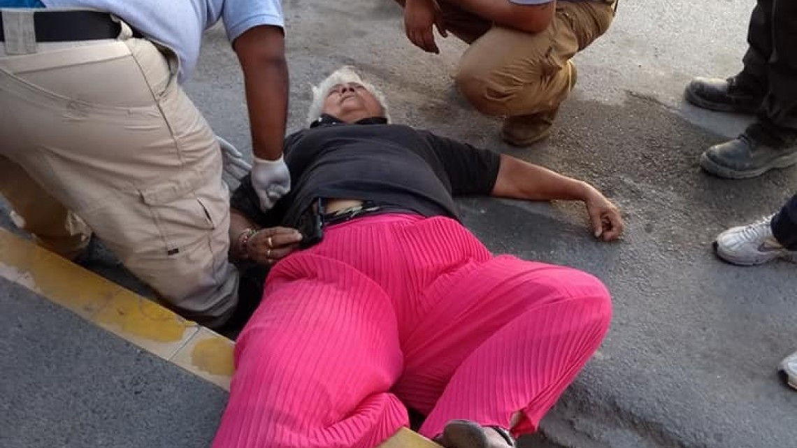 Adulto mayor se descalabra al caer de su propia altura