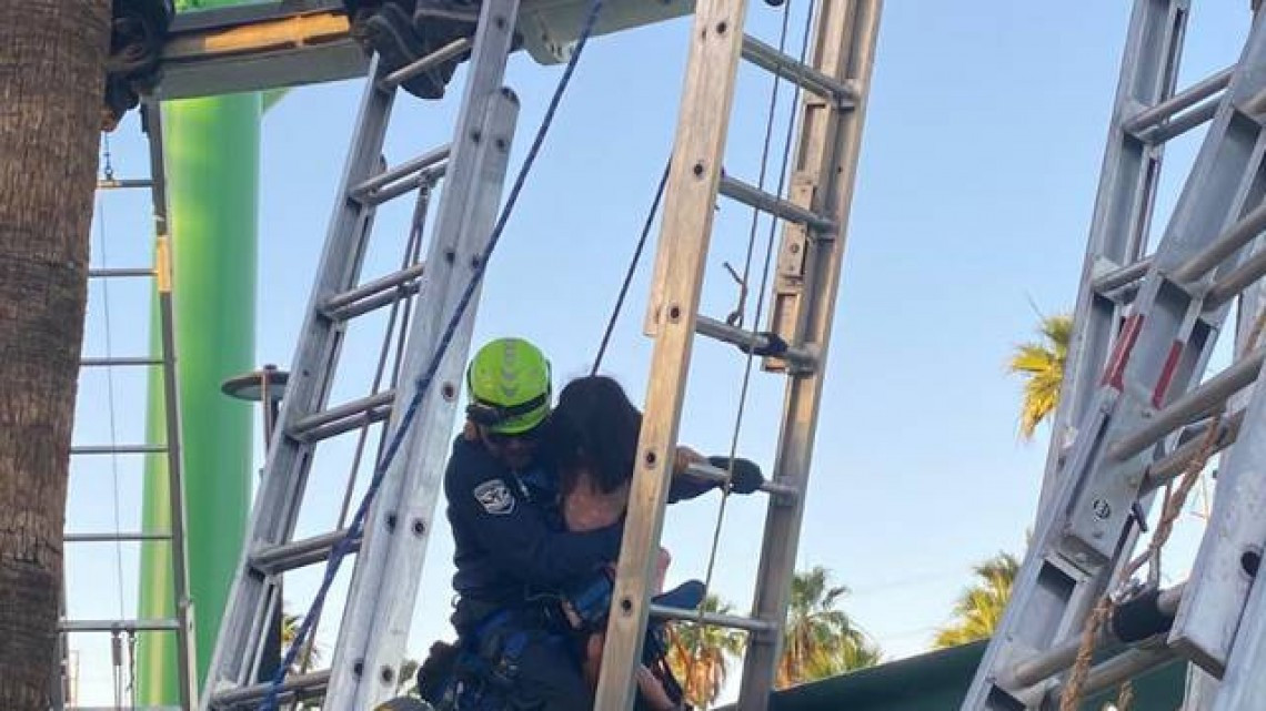 Rescatan a personas atascadas en montaña rusa