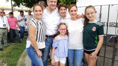 Adrián Oseguera emite su voto acompañado de su familia 