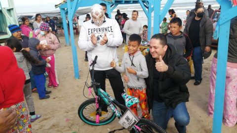Barra de abogados entrega regalos a niños de la Playa Bagdad