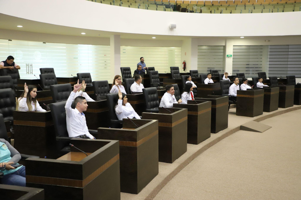 Participan estudiantes reynosenses en actividades legislativas que fortalecen la democracia
