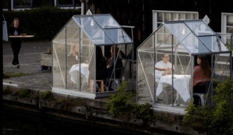 Restaurante implementa jaulas de cristal para mesas