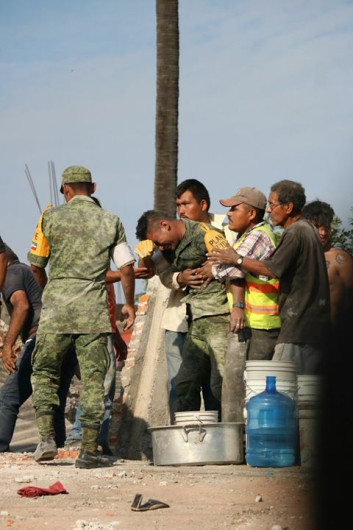 Conoce esposo y padre de víctimas de sismo a soldado que las rescató