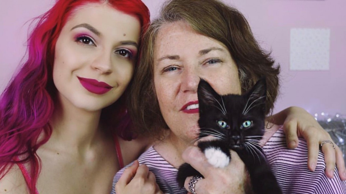 Julia Zelg se ha comprometido; su novia le lleva 37 años