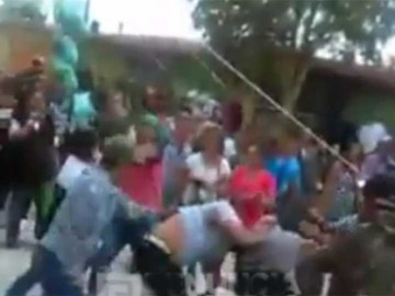 Pelean padres de familia en fiesta graduación 