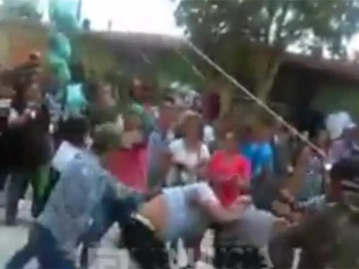 Pelean padres de familia en fiesta graduación 