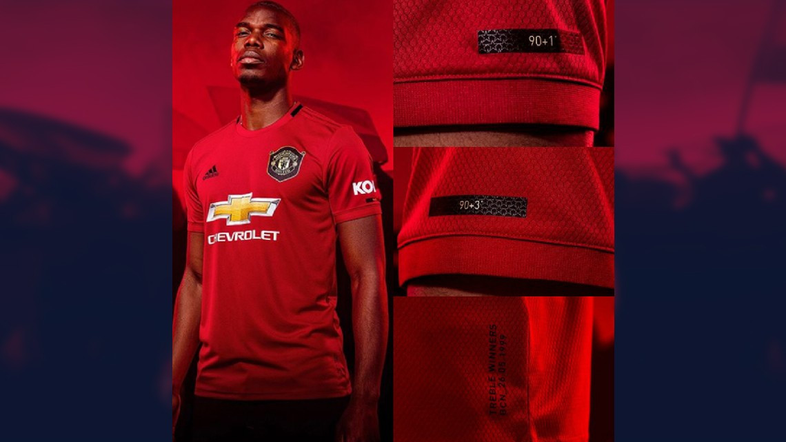 Pogba presenta la nueva camiseta del Manchester United