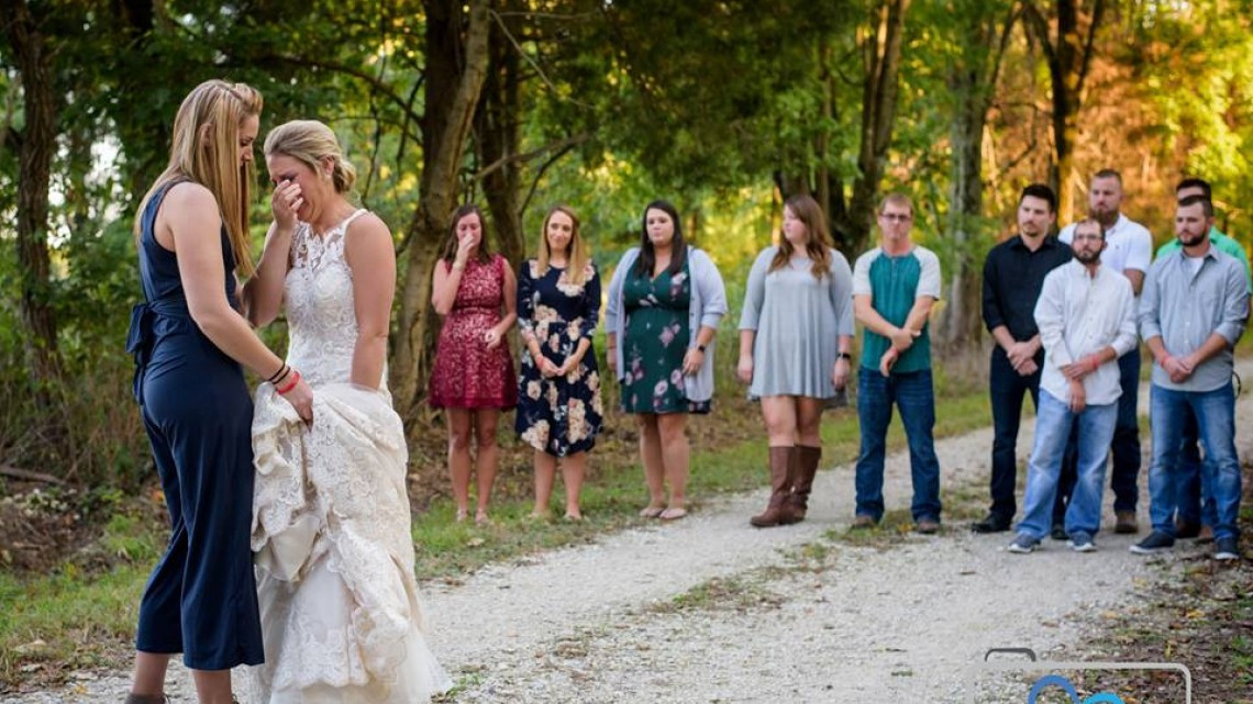 ¡Hermoso detalle! Mujer recuerda a su prometido muerto con sesión de fotos