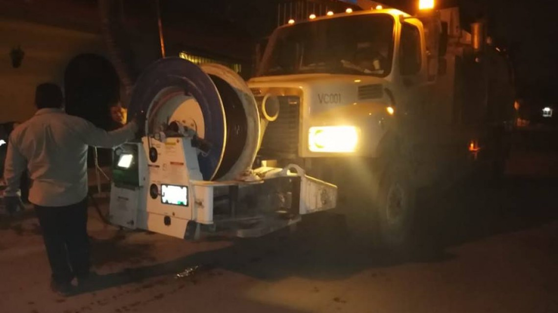 Comapa trabaja con equipo vactor