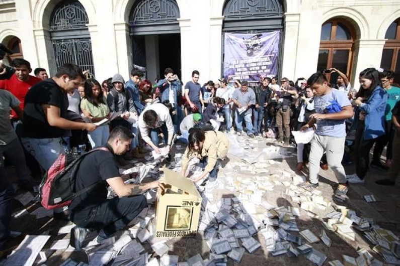 Al no poder votar, ciudadanos roban las urnas en Pachuca 