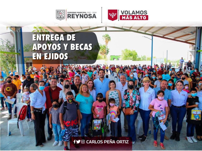 Entrega Alcalde Carlos Peña Ortiz Becas Municipales en zonas rurales