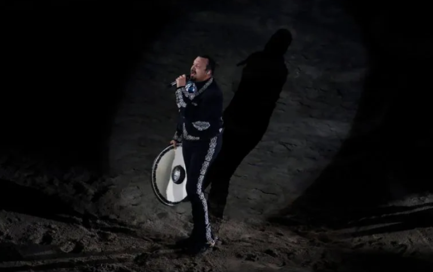 Rinde Pepe Aguilar homenaje a Vicente Fernández durante concierto en la CDMX