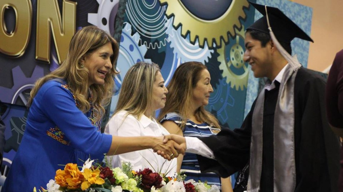 Maki felicita a graduados de CETIS No. 71