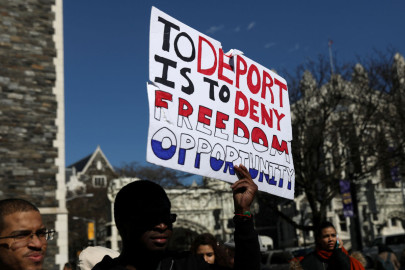 Prohibirán arrestos de inmigrantes en escuelas, iglesias, hospitales y más