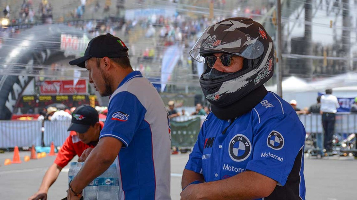 Felipe Calderón debuta como piloto