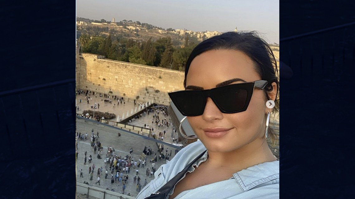 Demi Lovato es bautizada en el Río Jordán