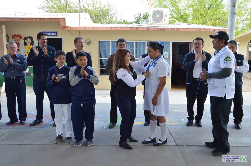 Reconoce alcaldesa gran desempeño de alumnos deportistas 