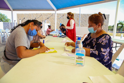 Entrega Gobierno de Carlos Peña Ortiz tarjetas de Becas a domicilio 