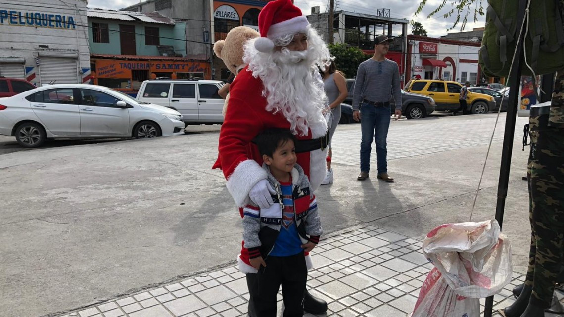Regala juguetes a niños de escasos recursos 