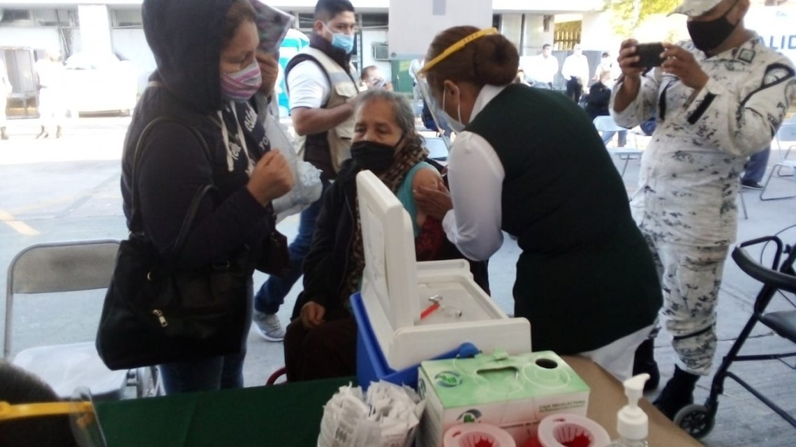 Adultos mayores madrugan por vacuna contra covid-19 