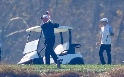 Tras derrota, visita Trump su campo de golf en Sterling, Virginia