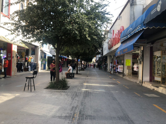 Pintarán cruces peatonales con los colores de la bandera LGBT.