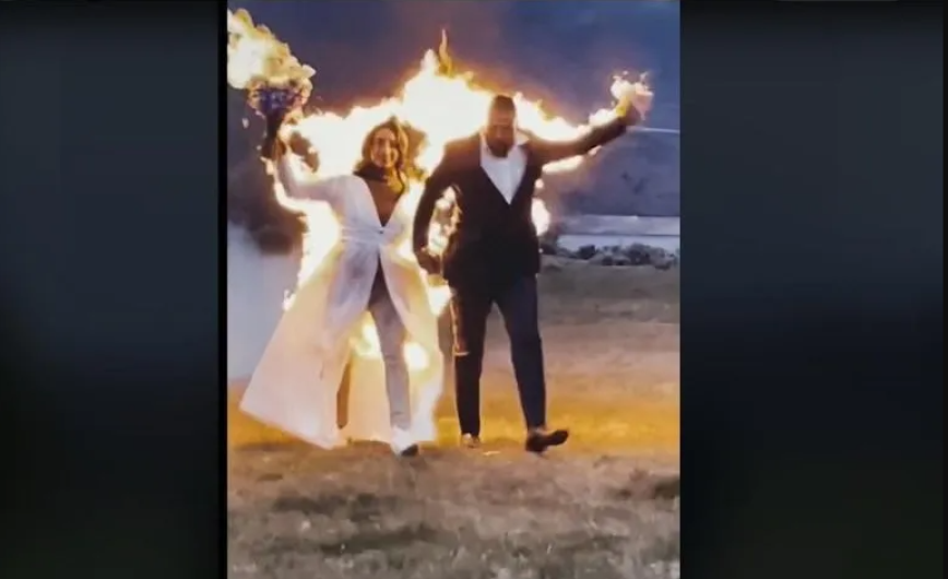 Pareja de novios se prende fuego en plena boda 