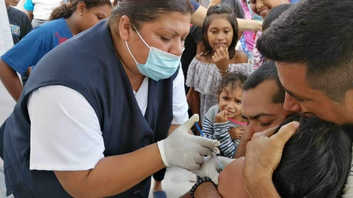 Acuden autoridades de salud a vacunar a todos los migrantes del campamento del bordo