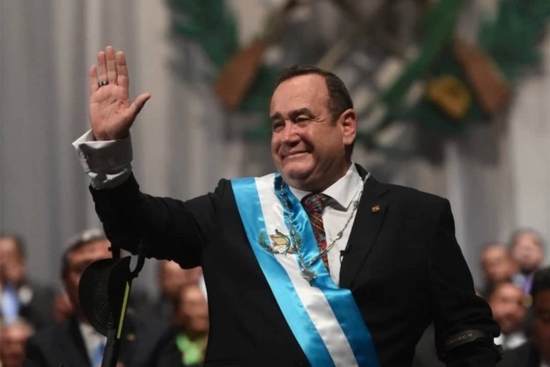 Presidente de Guatemala trata de desinfectar a periodistas