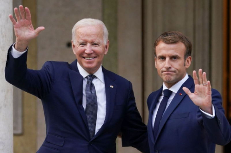 Celebra Joe Biden reeleción de Macron en Francia 