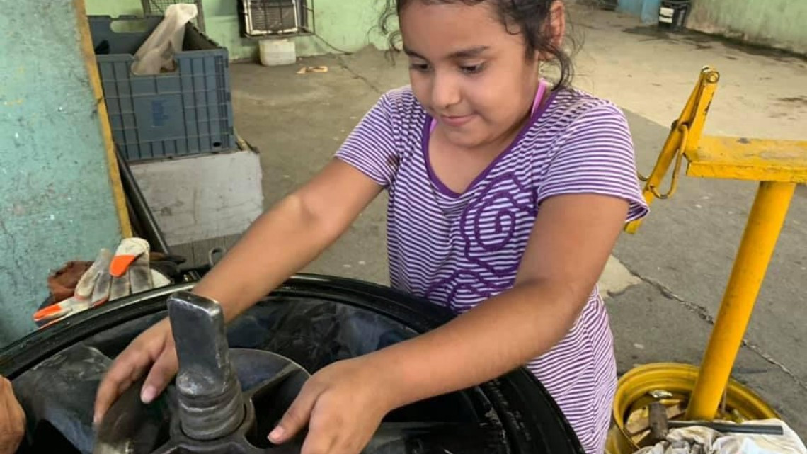Niña de ocho años ayuda a su padre en vulcanizadora