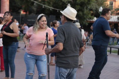 Neolaredenses disfrutan viernes de danzón 