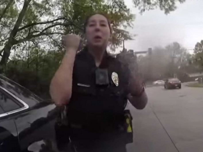 ¡Un voladito! Así lo arreglan los policías de hoy