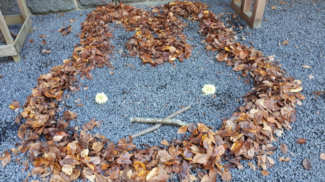 Obras de arte con hojas caídas en Japón