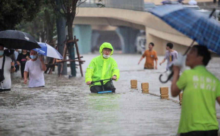 Cientos de miles de evacuados por diluvios en China