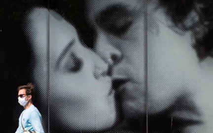Sexo sin besos y con cubrebocas, el polémico consejo de las autoridades de Canadá