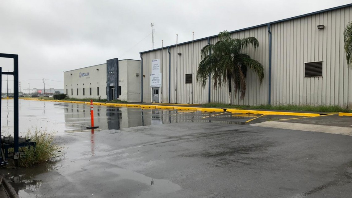 Policía antidisturbios prepara desalojo de obreros en Mecalux