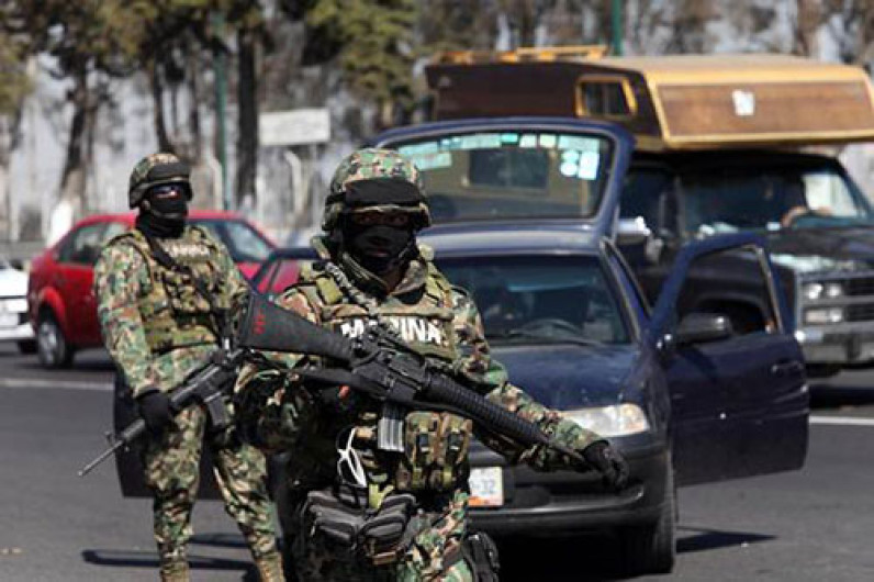 Detienen a 5 marinos en Texcoco