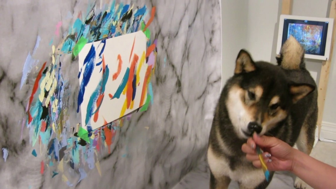 Hunter, el perrito pintor que ha ganado miles de dólares con sus pinturas
