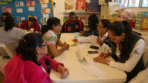 Dialoga Maki con habitantes de Las Delicias