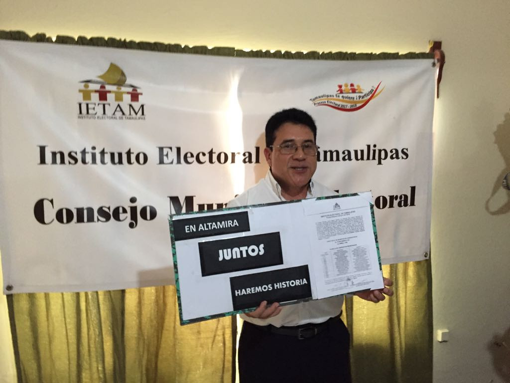 Entregan constancia de registro a Armamdo Martínez