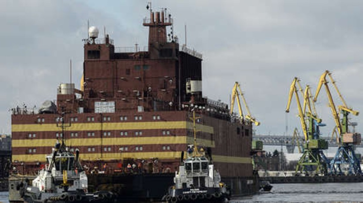 Rusia completa su central nuclear flotante para el Ártico