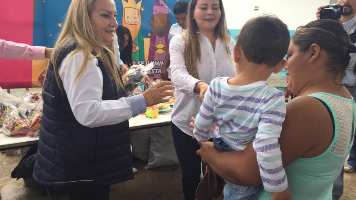 Los Reyes Magos continuan festejando a los niños de Altamira