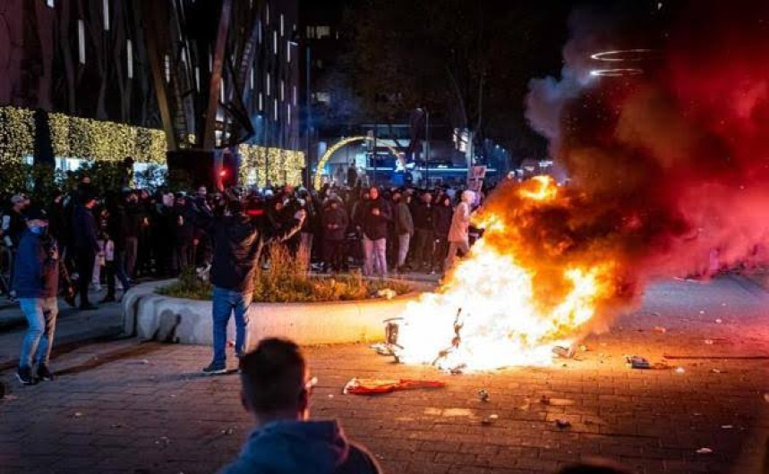 Primer ministro de Holanda llama “idiotas” a manifestantes en contra de restricciones por Covid