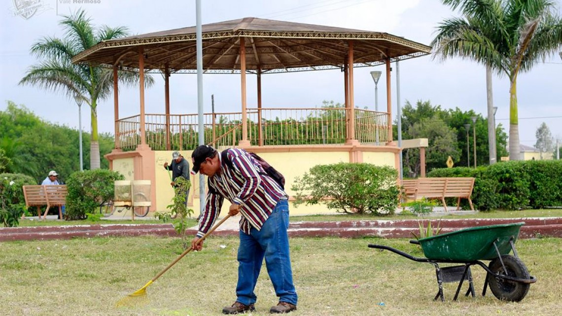 Dan mantenimiento a la Alameda "Margarita Maza de Juarez"