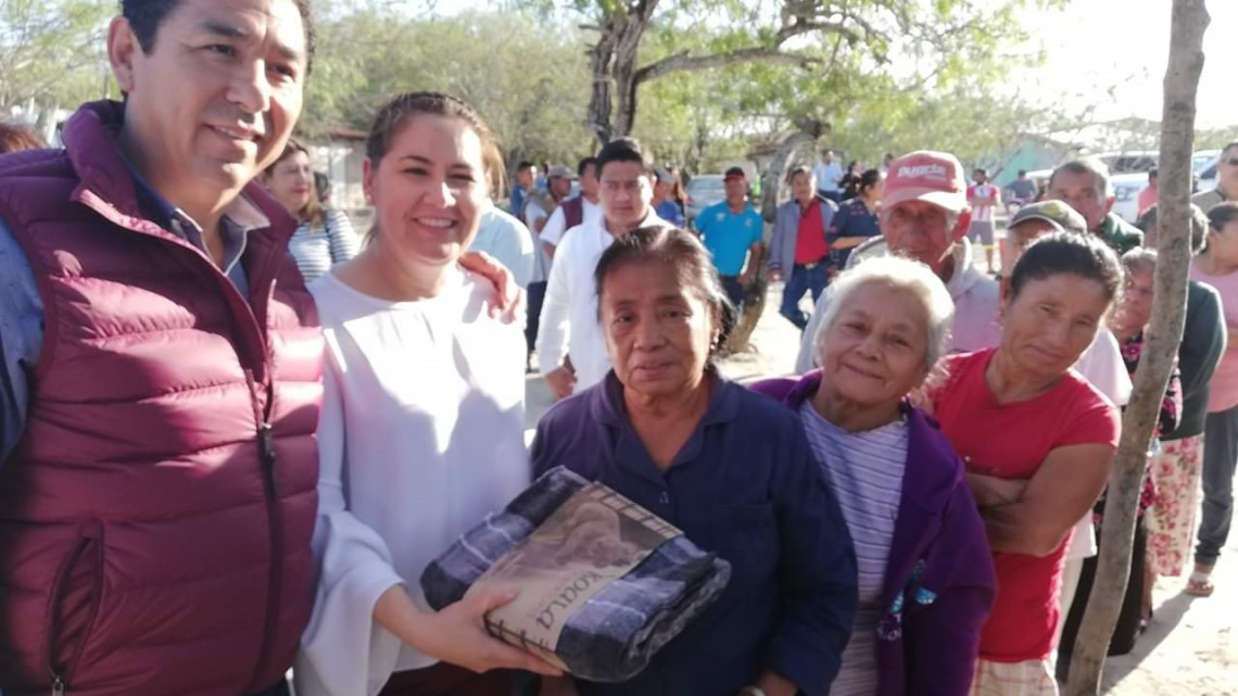 Entregan roscas de reyes a familias humildes en Matamoros