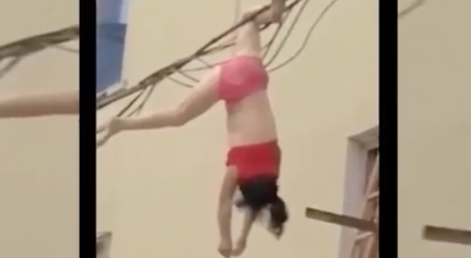 Cuelga mujer de cableado al tratar de huir de casa de su amante