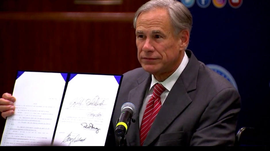 Firma Greg Abbot en McAllen ley contra el tráfico de personas 