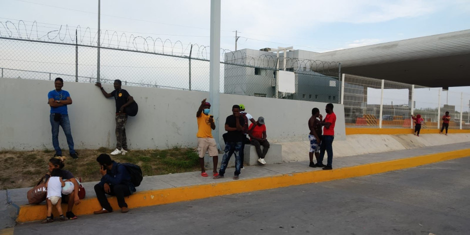 Migrantes intentan cruzar a EEUU tras falsa alarma de apertura del puente