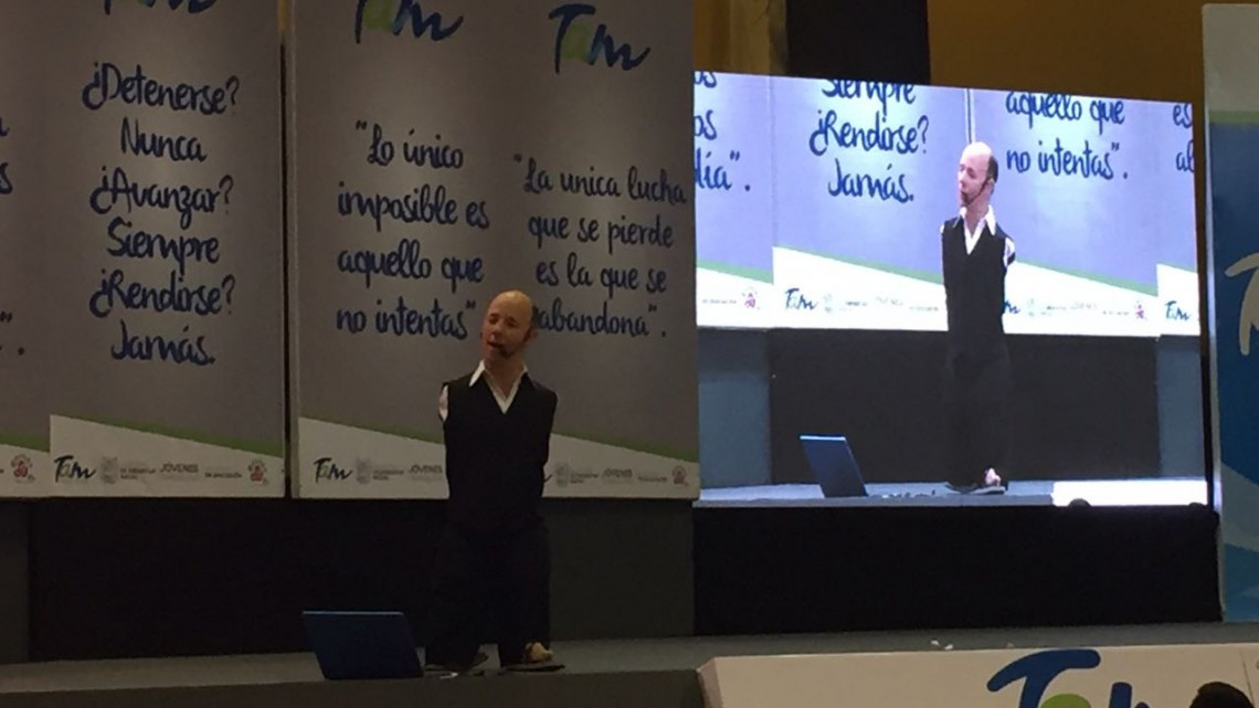 Mas de 5 mil jóvenes escucharon al conferencista Gabriel Nájera